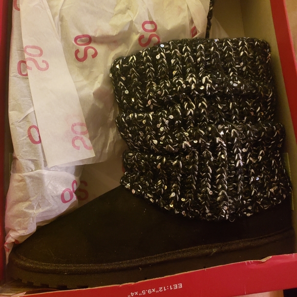 Girls size 8 and 10/12 clothes size 3 shoes - Picture 14 of 15